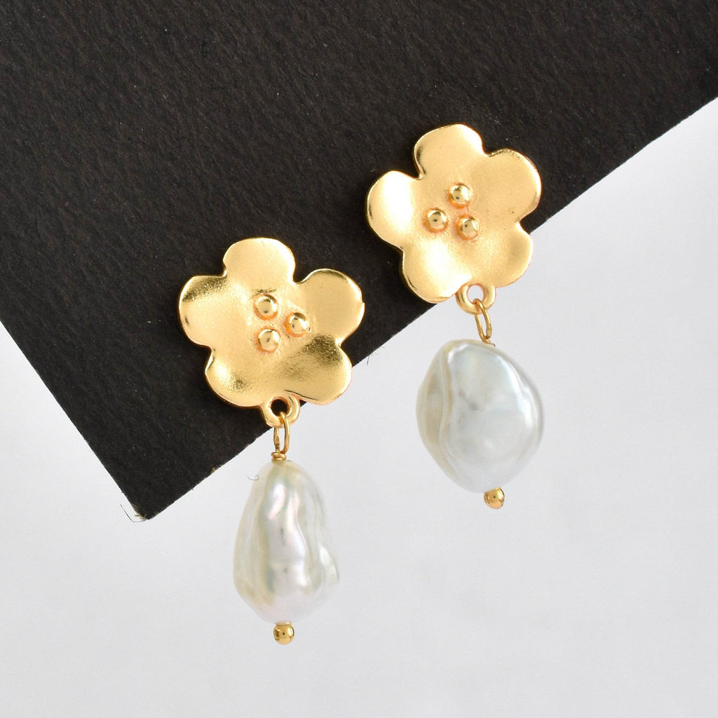 Fresh Water Pearl and Floral Earrings - La Vitá Jewels