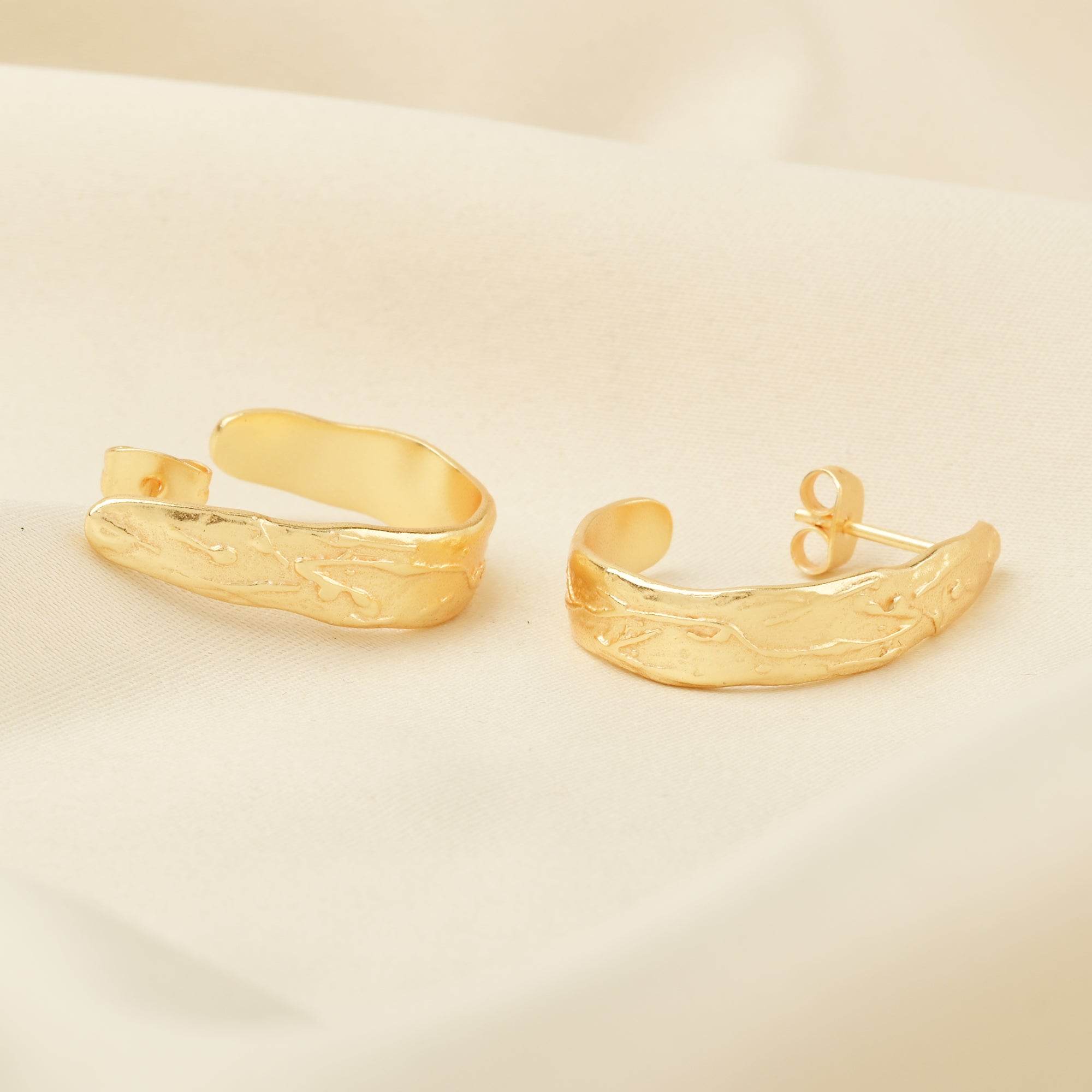 Golden Texture Hoops Earring - La Vitá Jewels