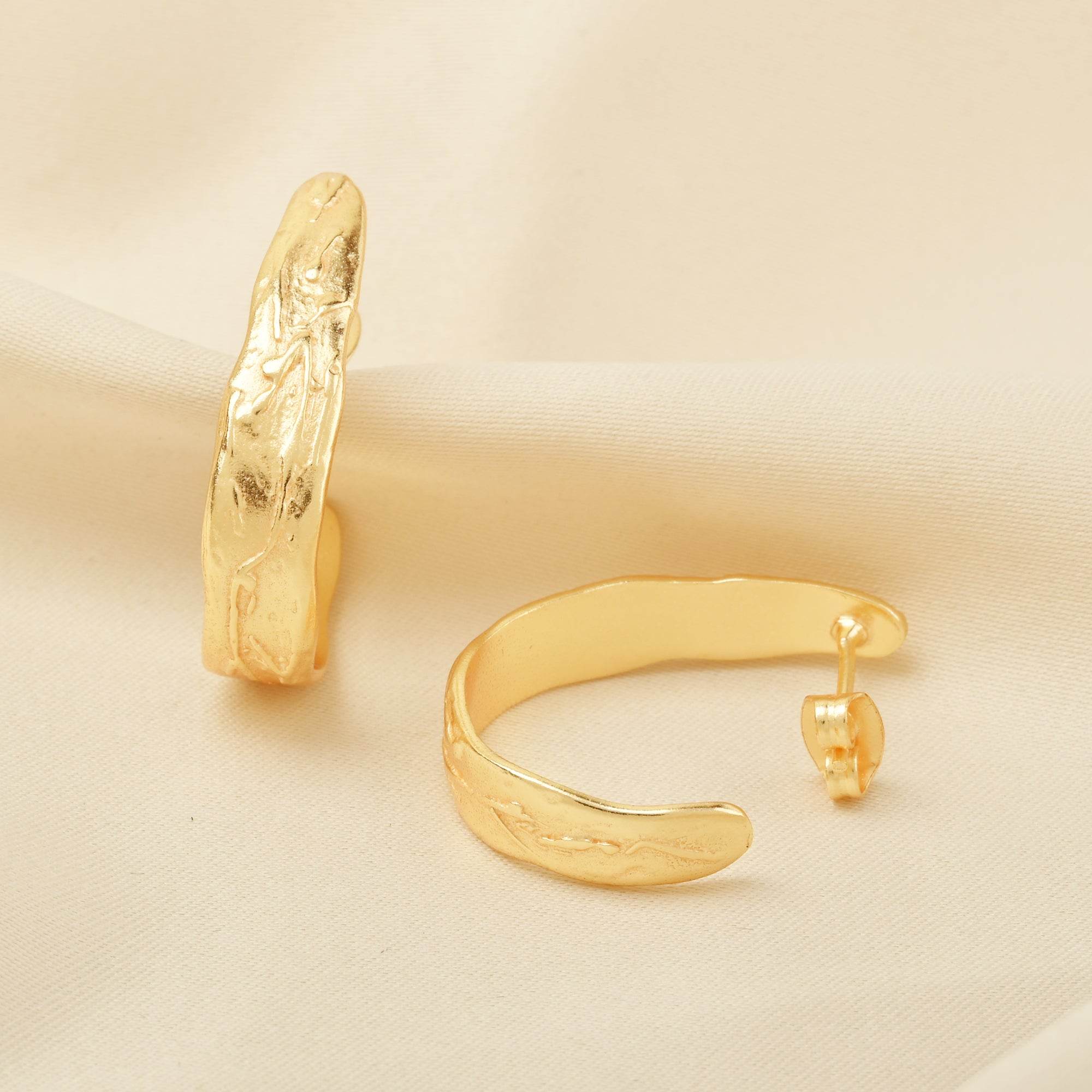 Golden Texture Hoops Earring - La Vitá Jewels