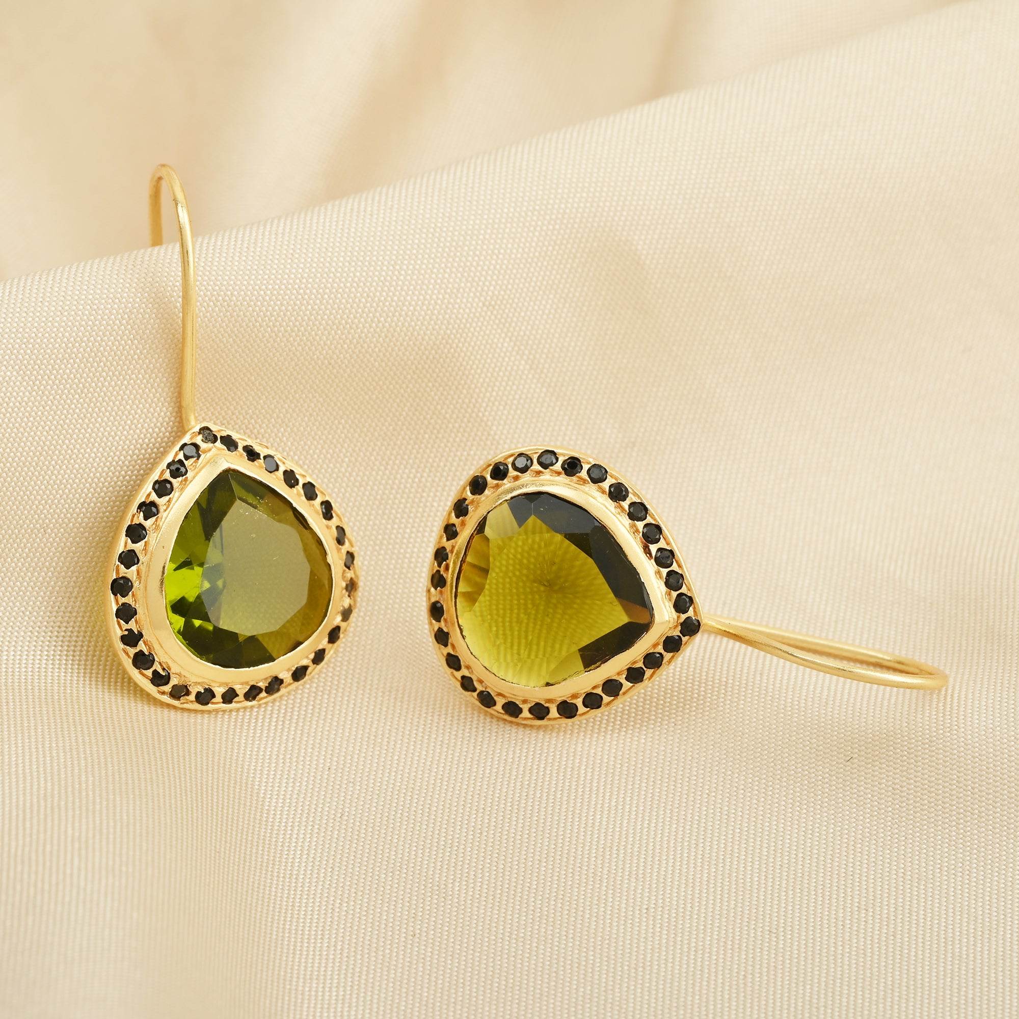 Green Tourmaline with Black Onyx Dangle Earrings - La Vitá Jewels