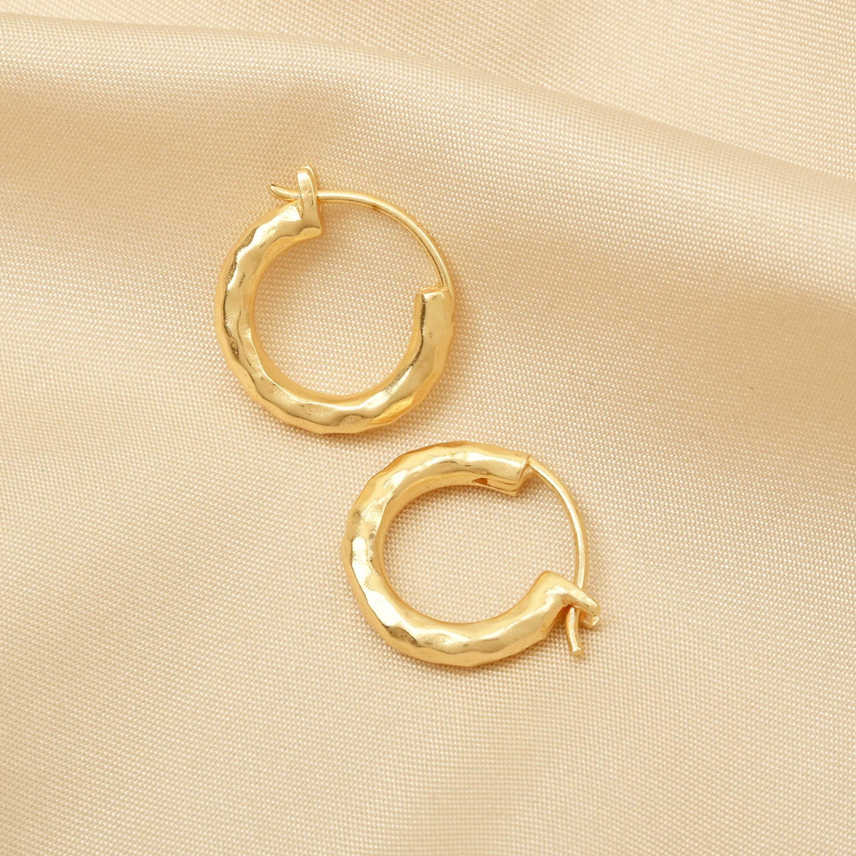 Hammered Huggie Earrings - La Vitá Jewels