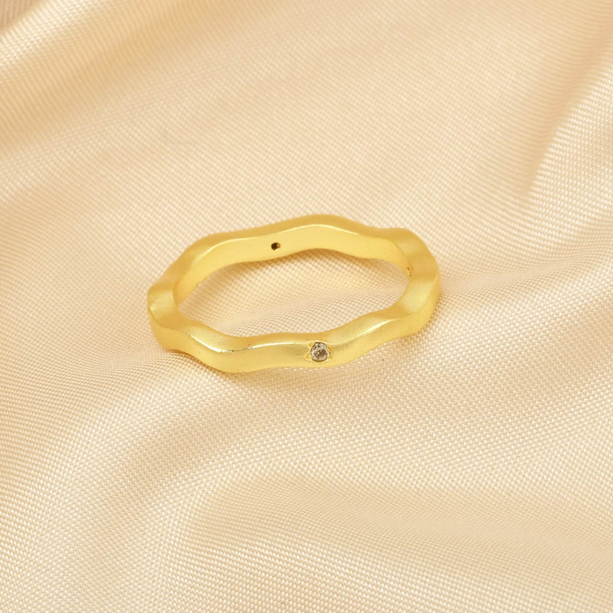 White CZ Wave Band Ring - La Vitá Jewels