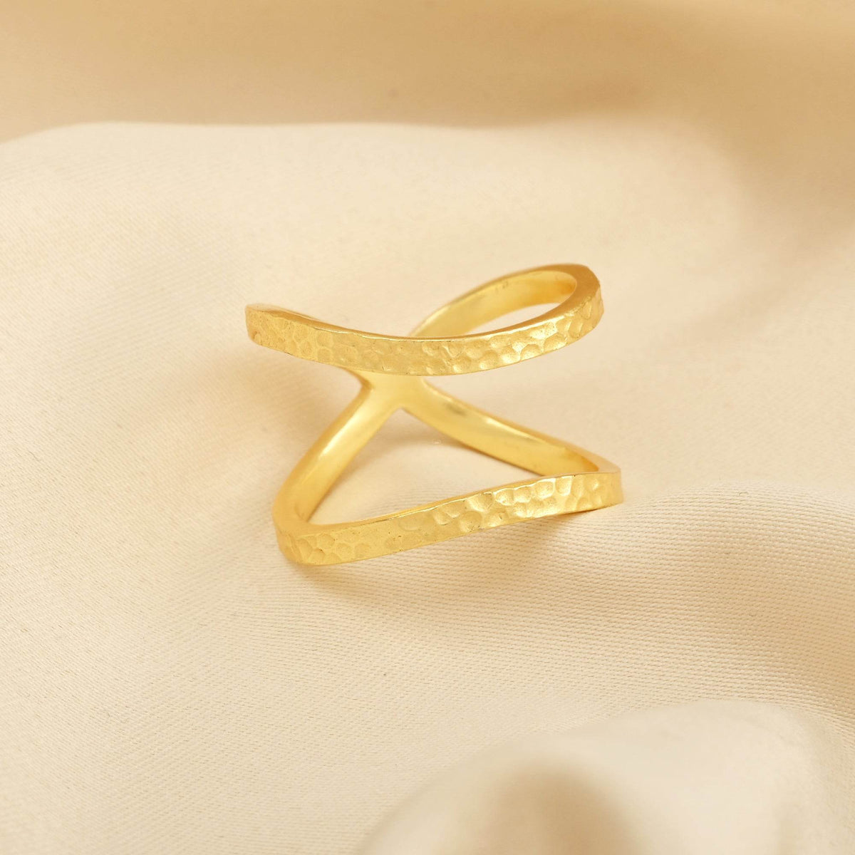 Hammered Criss Cross Stackable Rings - La Vitá Jewels