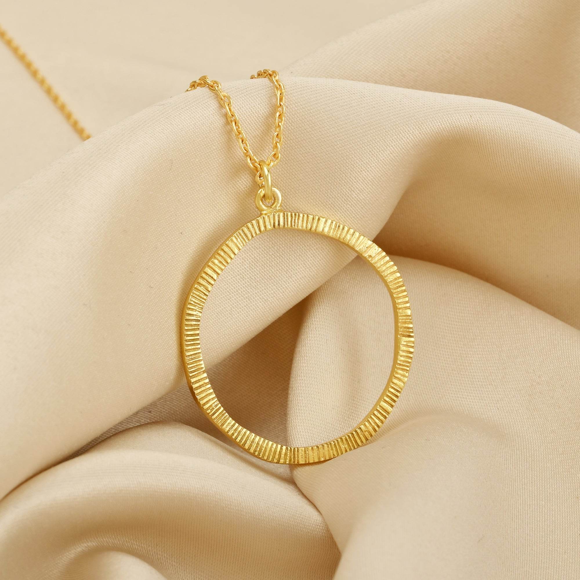 Circle Shape Texture Necklaces - La Vitá Jewels