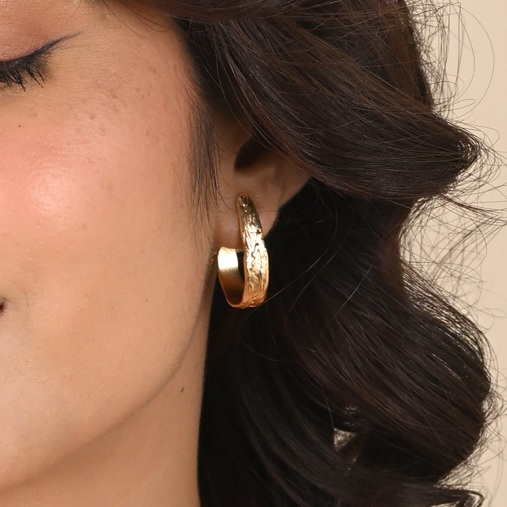 Golden Texture Hoops Earring - La Vitá Jewels