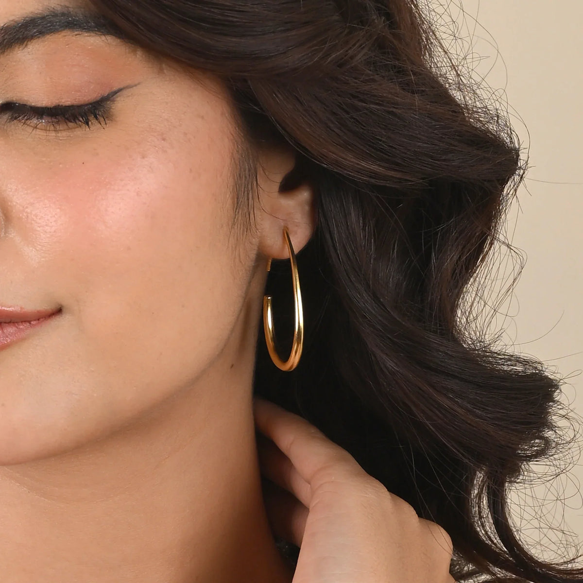 Golden Drop Shape Hoops Earring - La Vitá Jewels