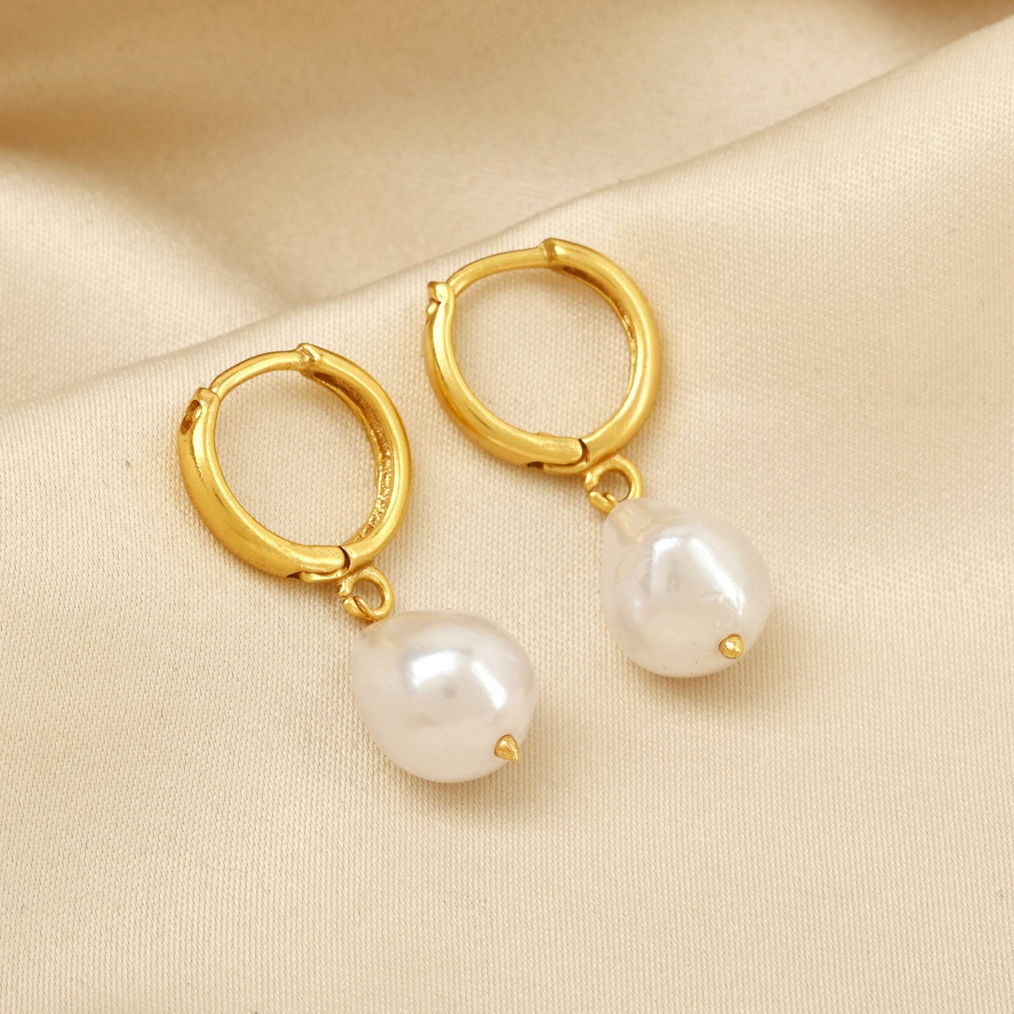 Pearl Dangle Huggie Earrings - La Vitá Jewels