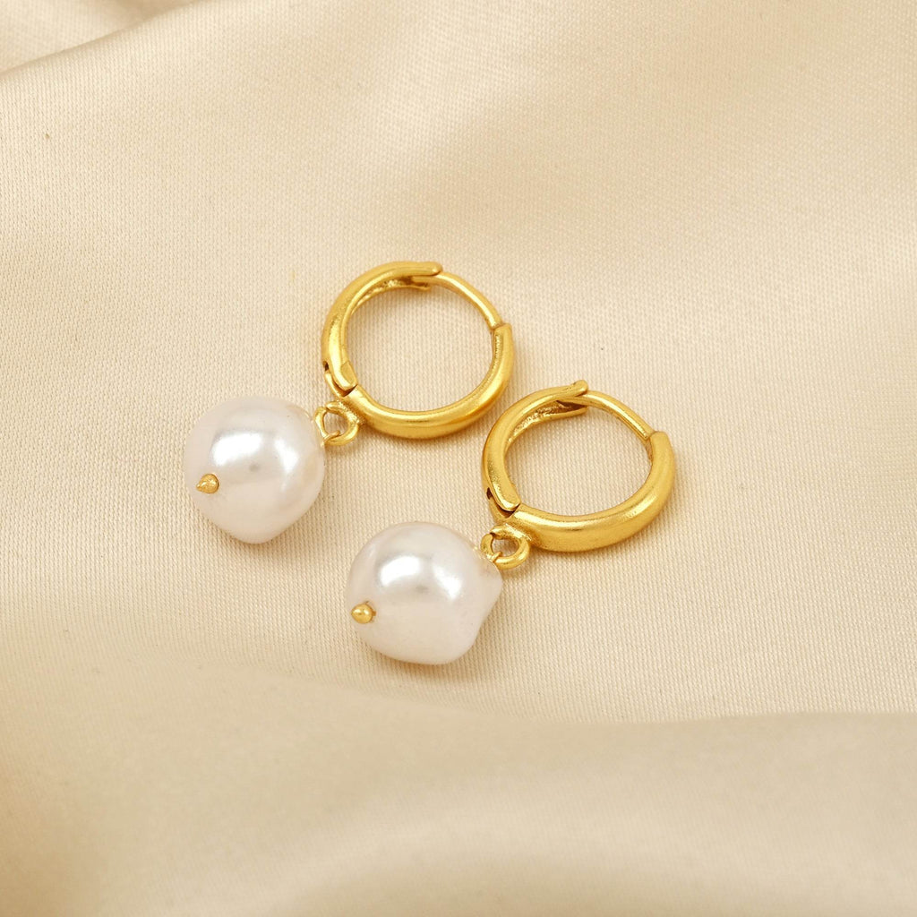 Pearl Dangle Huggie Earrings - La Vitá Jewels