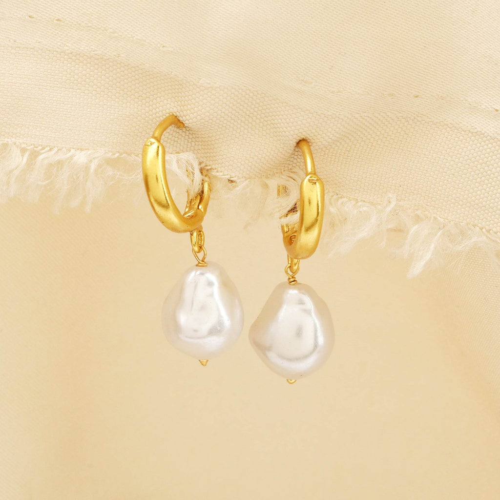 Pearl Dangle Huggie Earrings - La Vitá Jewels