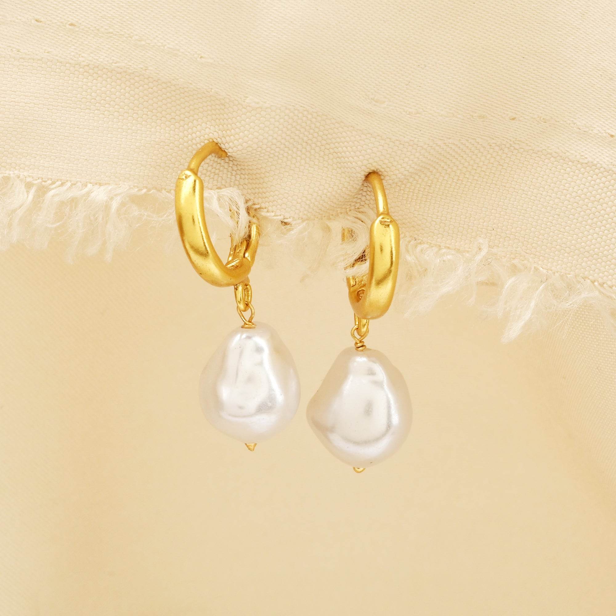 Pearl Dangle Huggie Earrings - La Vitá Jewels