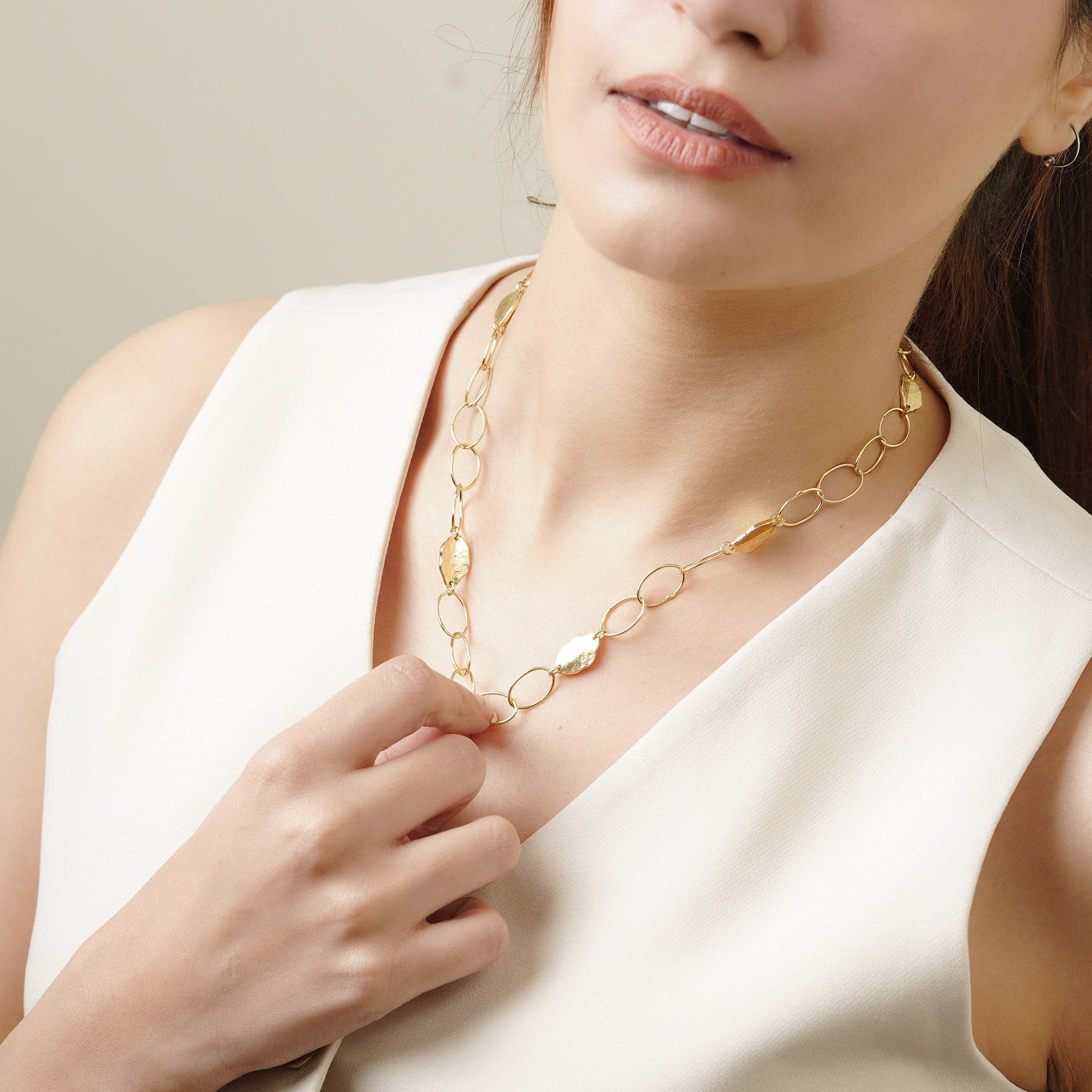 Interlocking with Hammered Leaf Necklaces - La Vitá Jewels