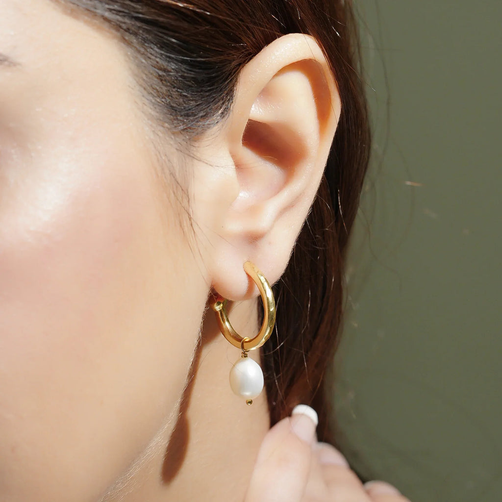 Pearl Dangle Huggie Earrings - La Vitá Jewels